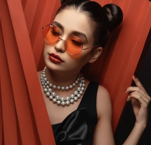 Comment créer un look tendance avec un collier original ?
